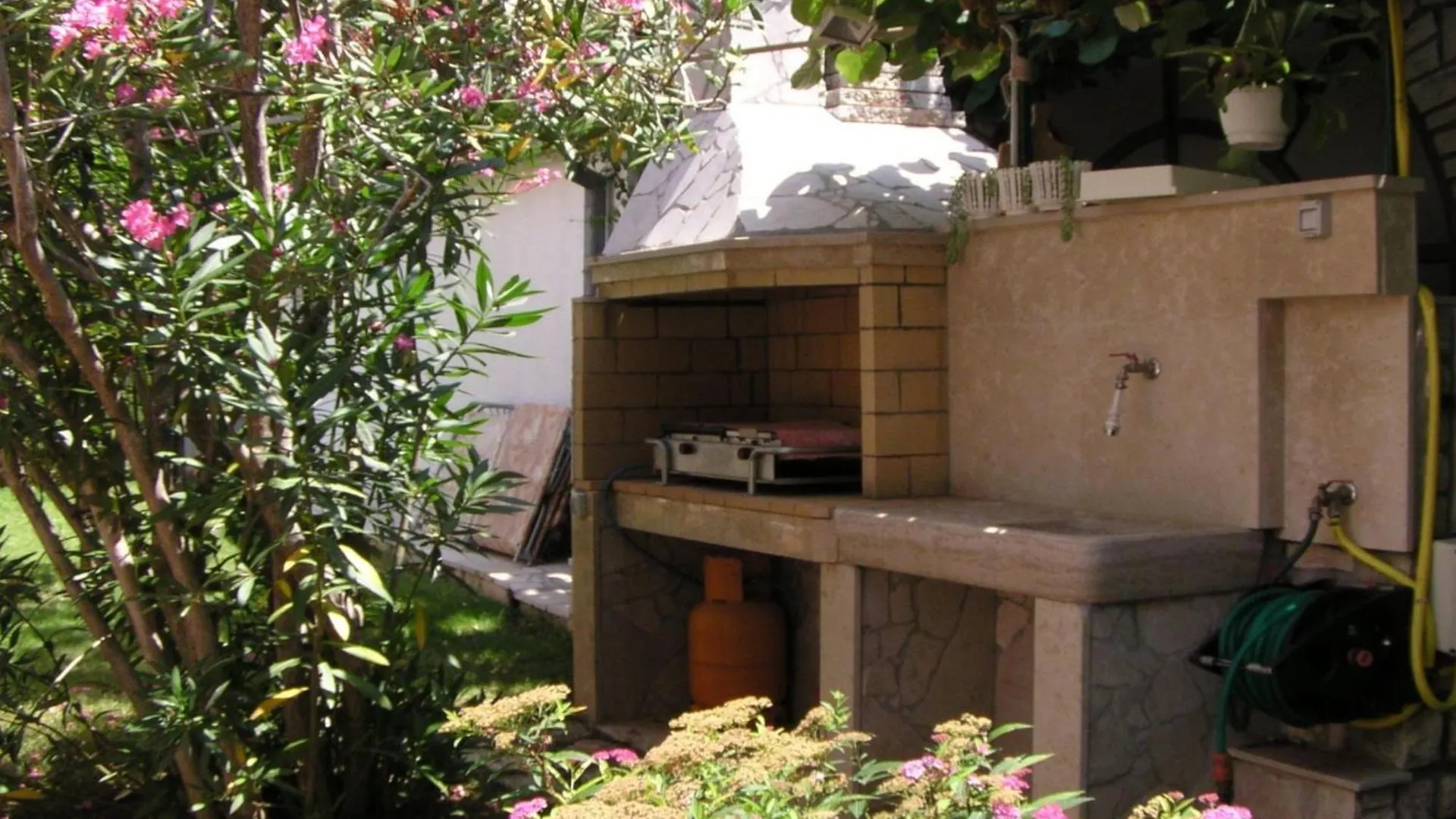 Sunny Street Holiday Home
